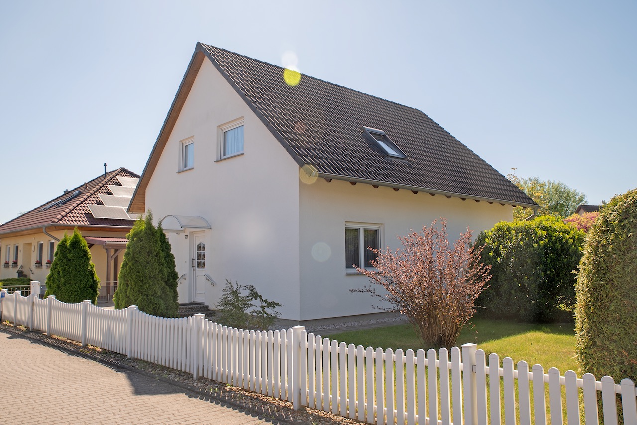 2 Straßenansicht vordere Giebelseite und Längsseite