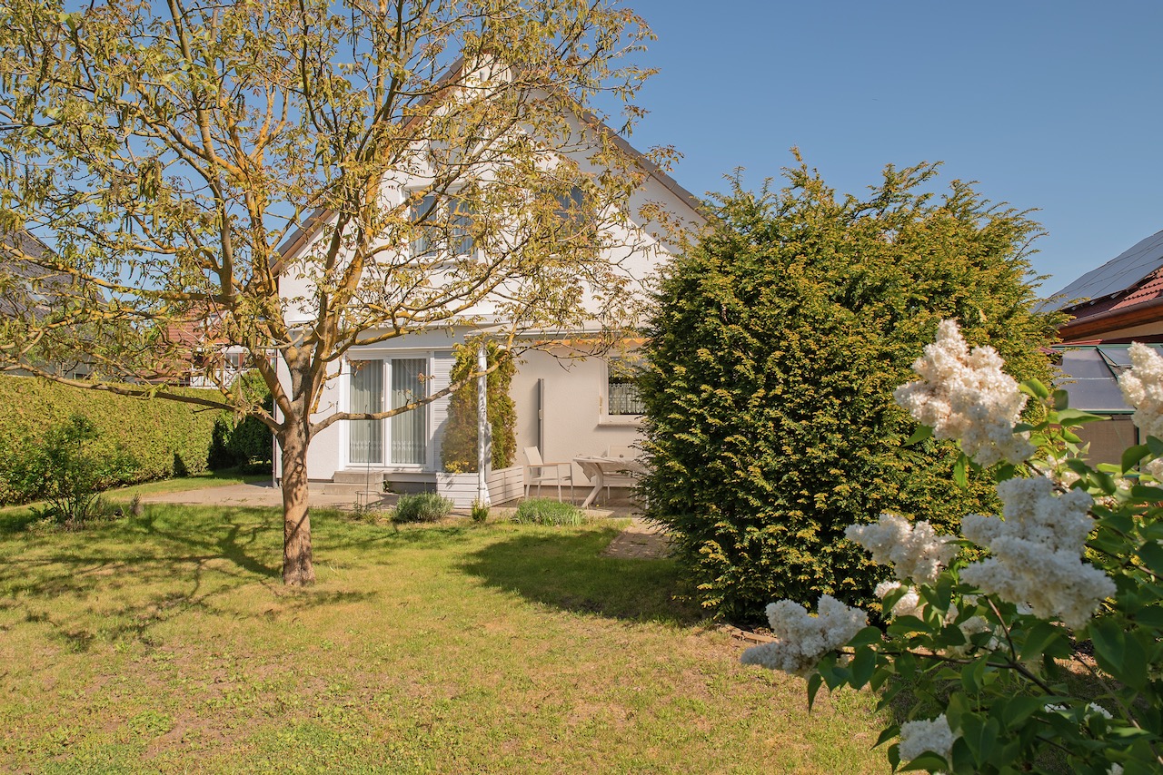 3 Gartenansicht mit Terrasse