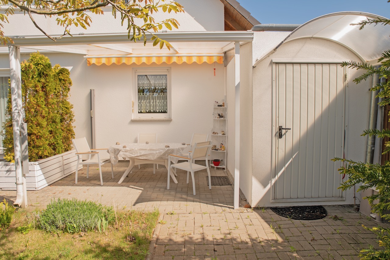 5 Terrasse und Gartengerätehaus