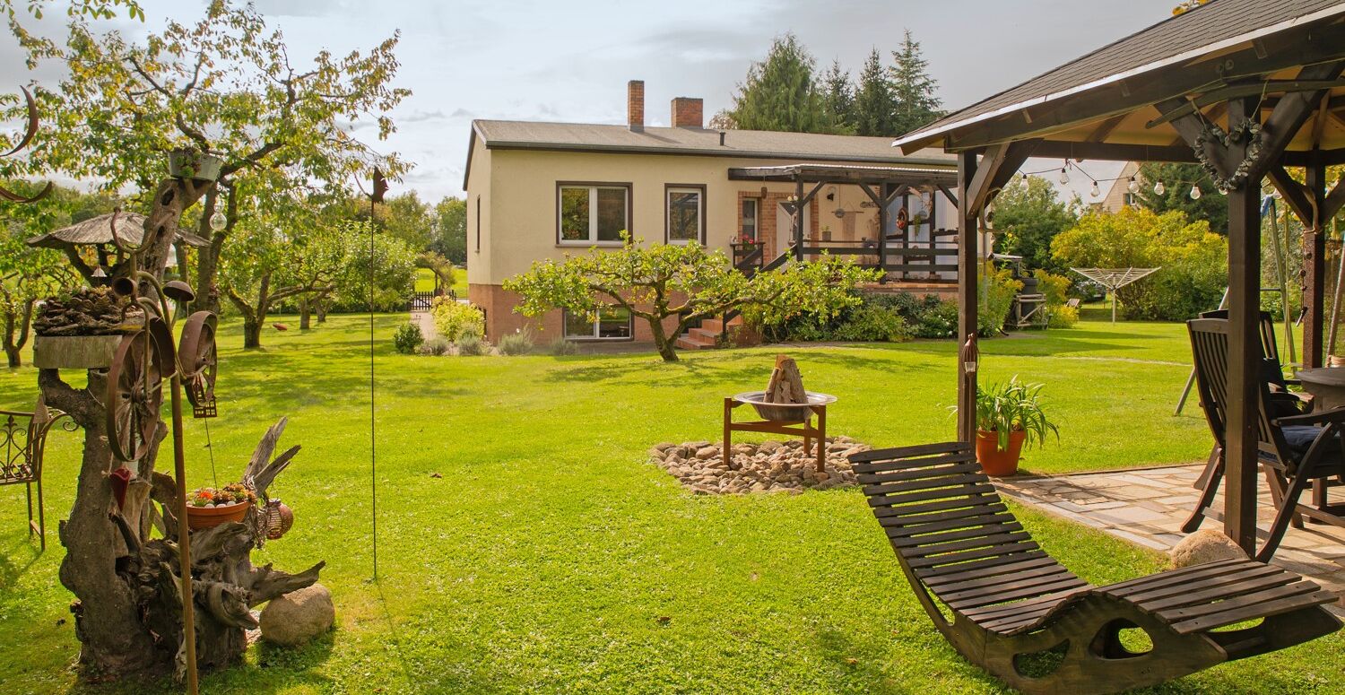 4 Blick vom Garten zum Haus