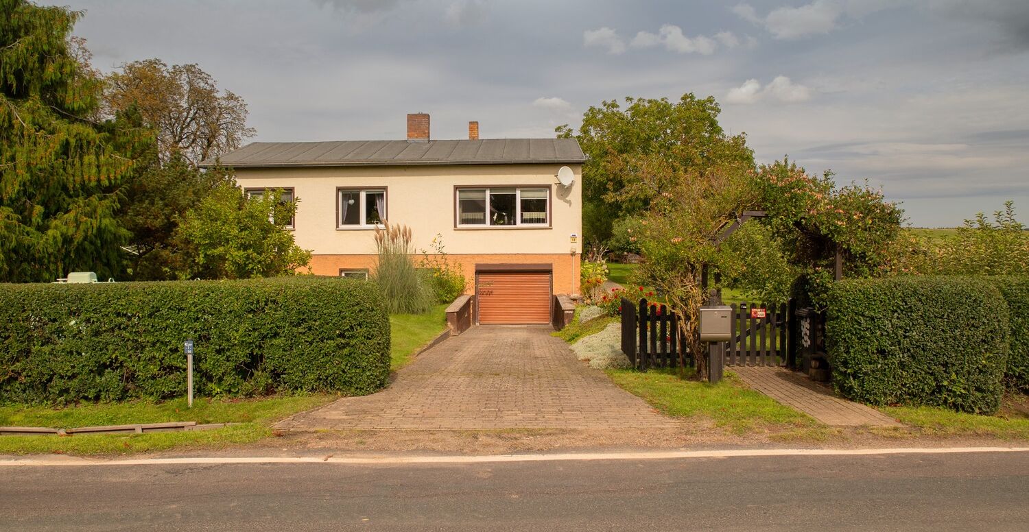 1 Straßenansicht mit Zufahrt zur Tiefgarage