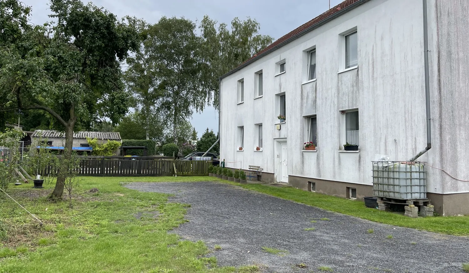 9 Haus 2 Hofseite mit Regenwasserzisterne