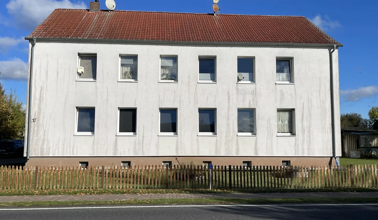 1 Haus 1 Straßenansicht