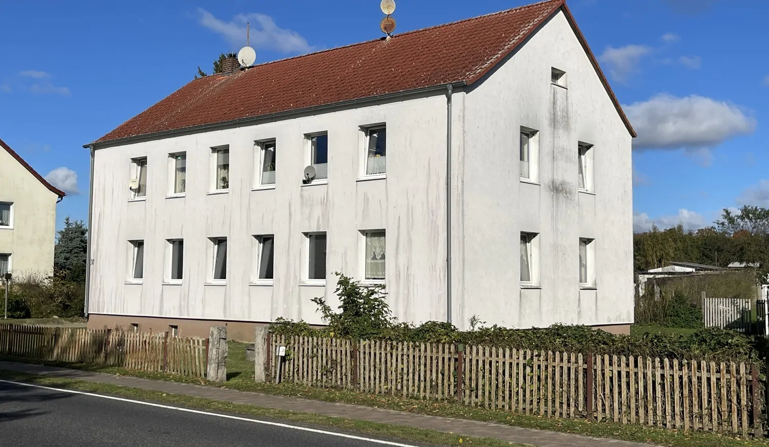 2 Haus 1 Straßenansicht und Giebelseite Ost