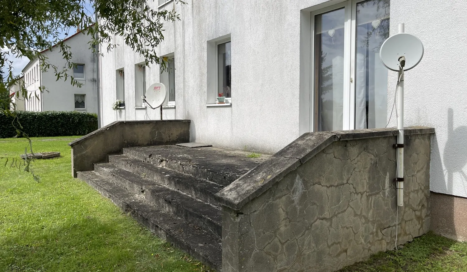 10 Haus 2 Straßenseite mit Eingang zum vormaligen Ladengeschäft