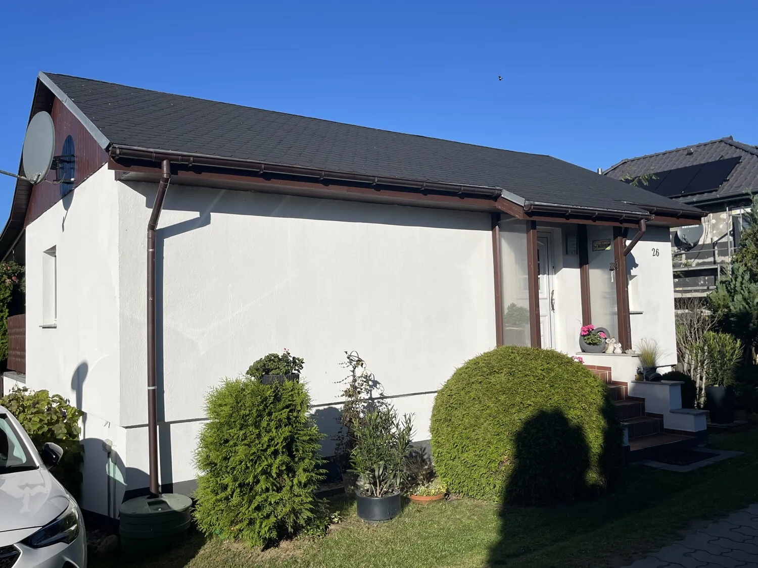 Straßenansicht mit Hauseingang