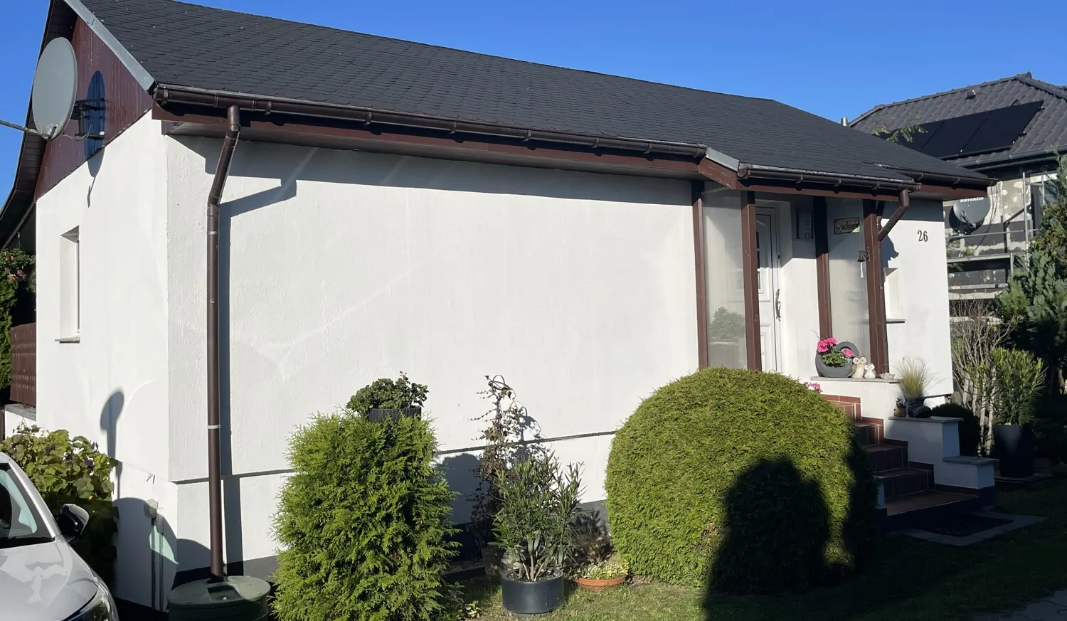 Straßenansicht mit Hauseingang