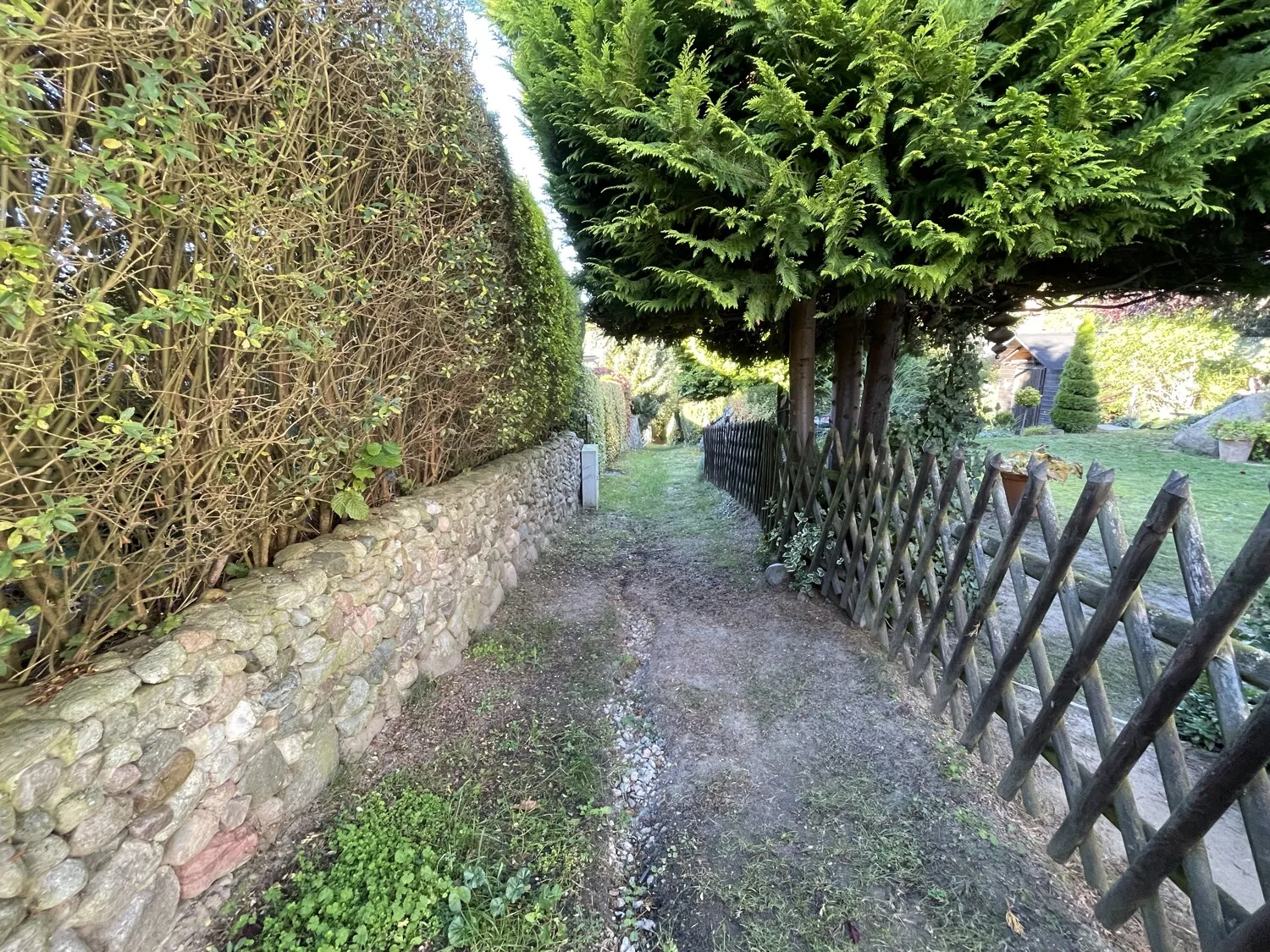 Weg neben dem Grundstück