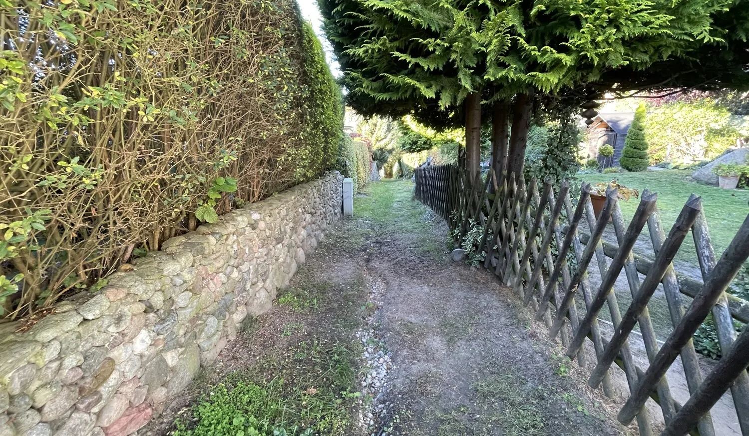 Weg neben dem Grundstück