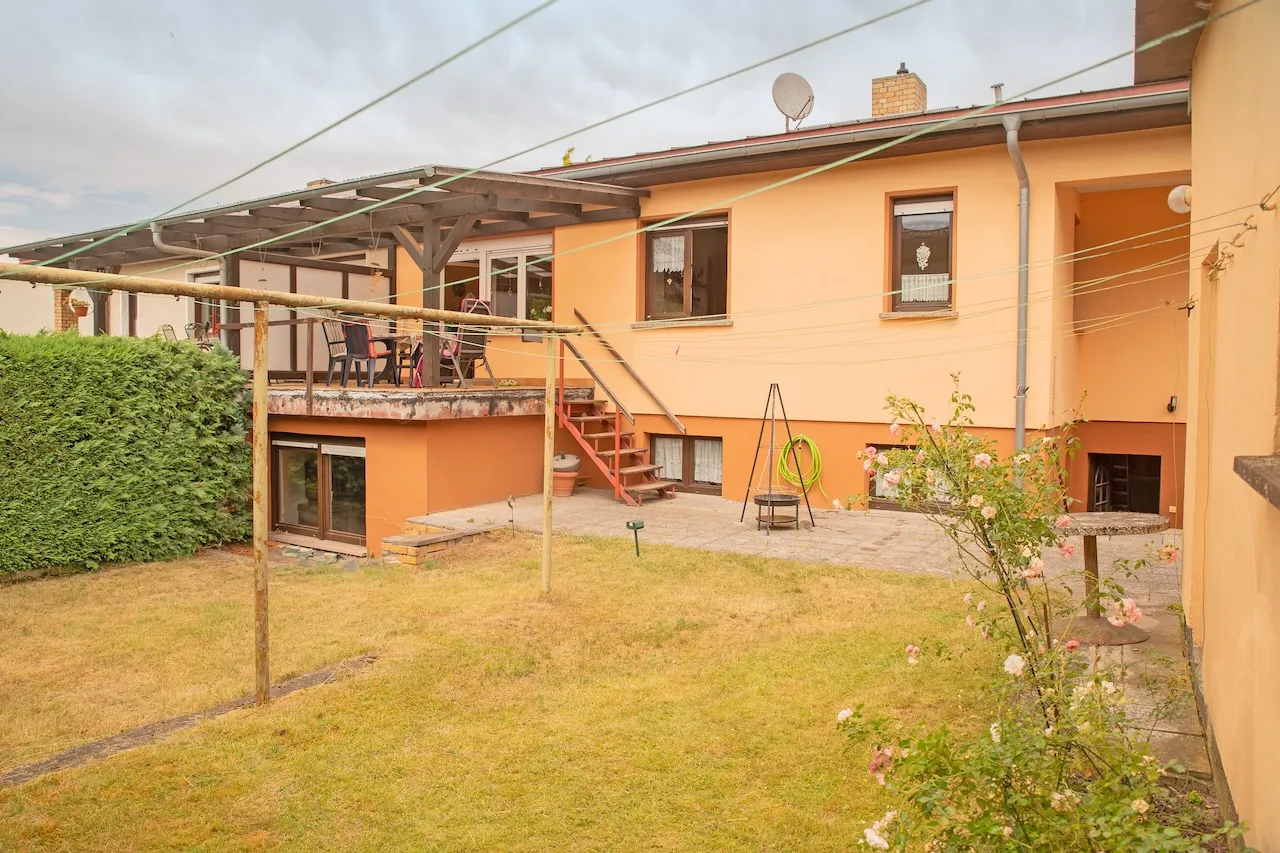 7 Hofseite mit Terrasse und Kellerabgang