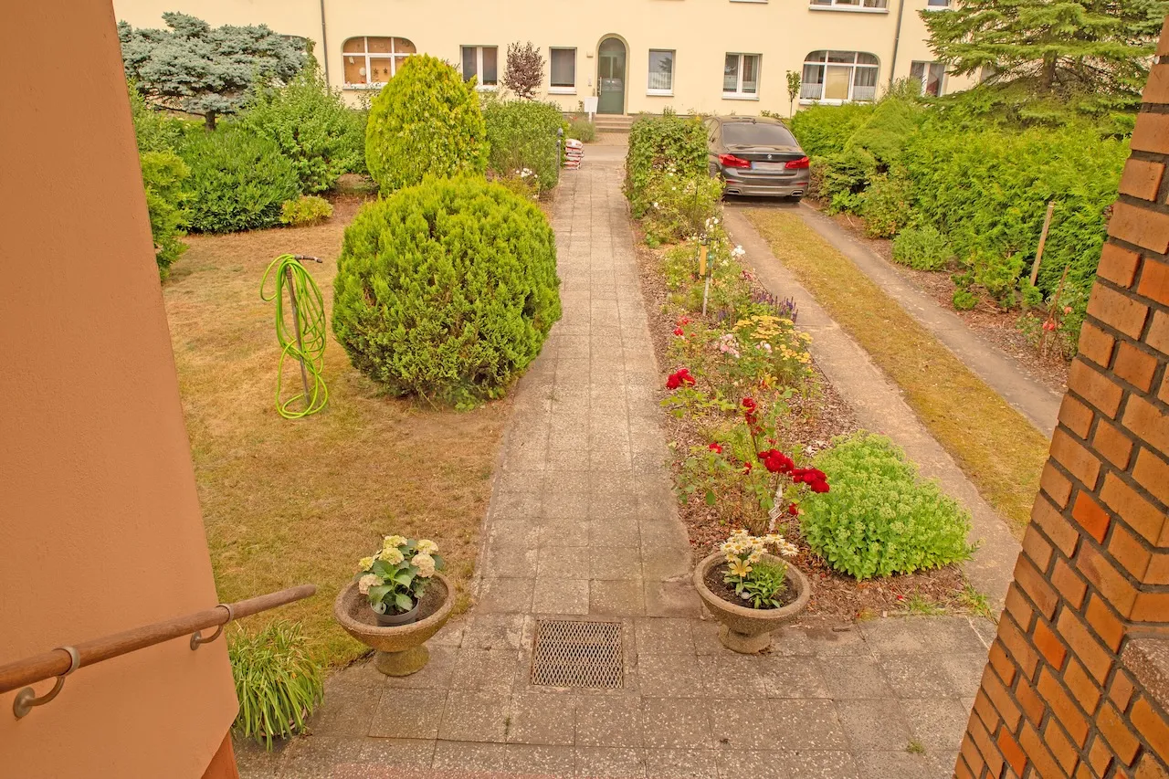 5 Blick vom Hauseingang zur Grundstückszufahrt