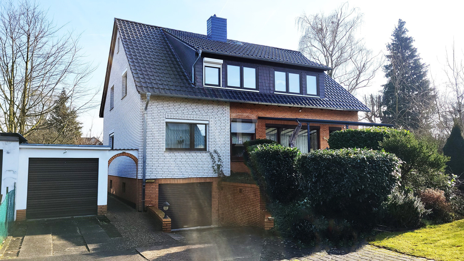 Zwei Familien - ein Zuhause:
8-Zimmer mit Garten und Garagen