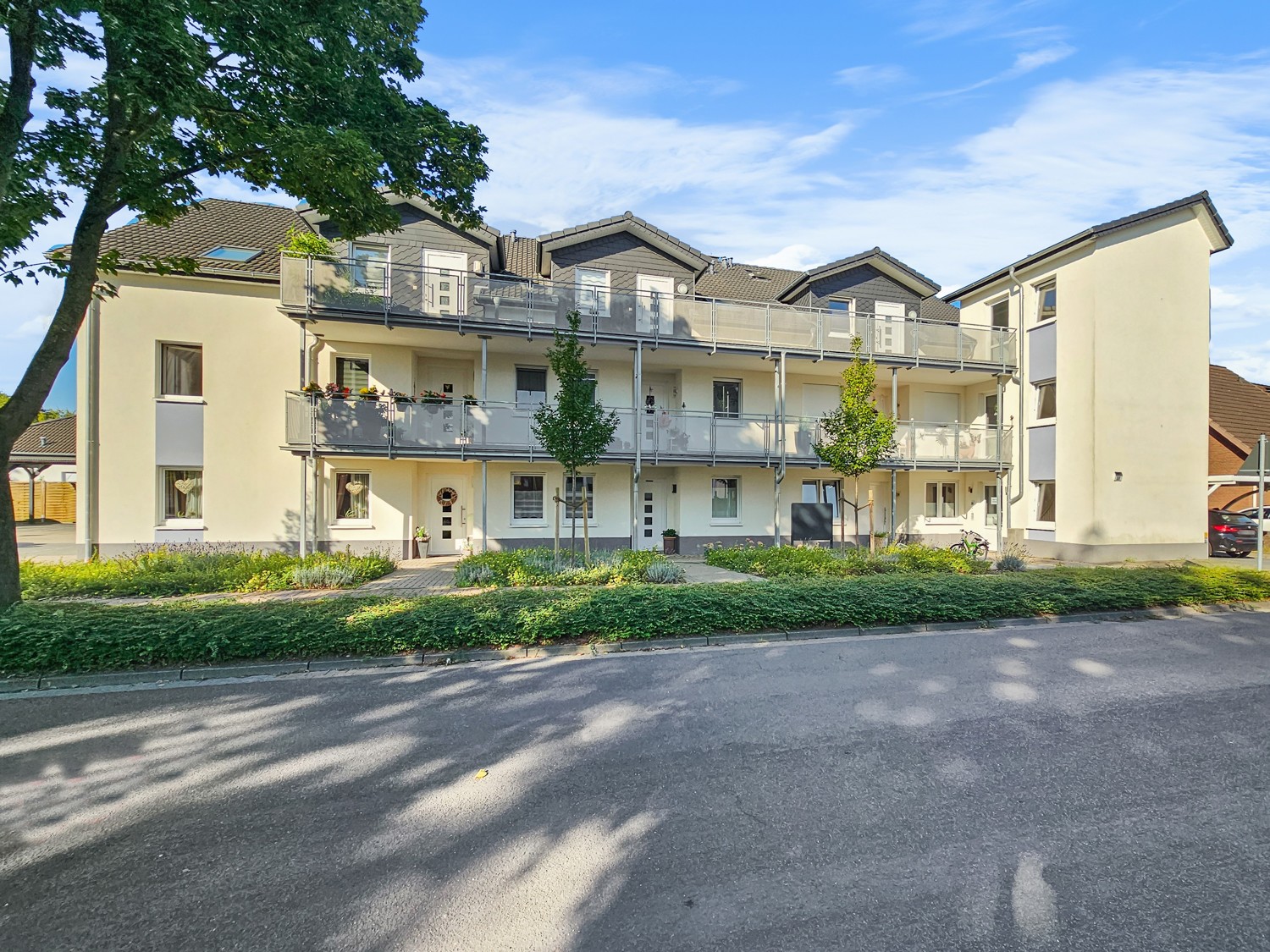 Moderne Dachgeschosswohnung in schöner Wohnlage von Lahausen