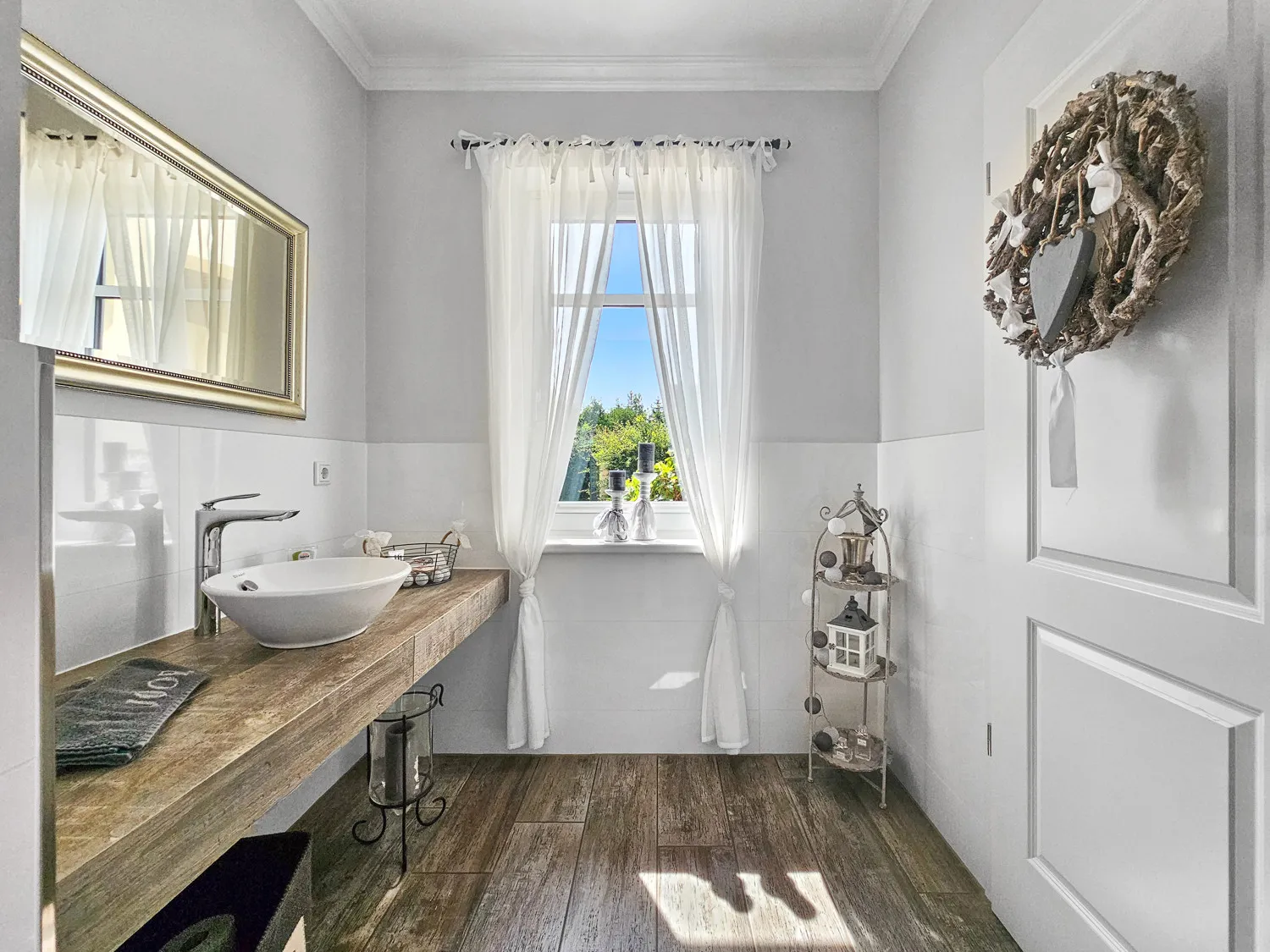 Energieeffizienter Wohntraum mit vielen Möglichkeiten für Pferde- und Autoliebhaber