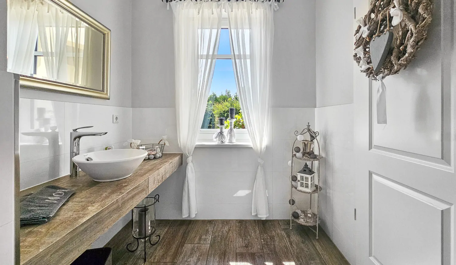 Energieeffizienter Wohntraum mit vielen Möglichkeiten für Pferde- und Autoliebhaber