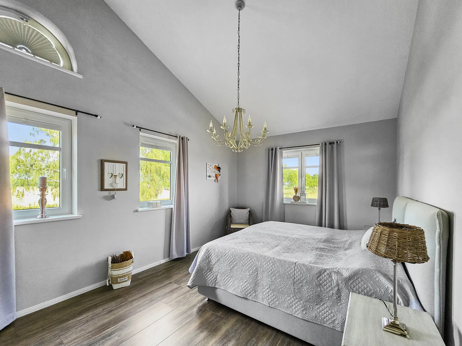 Energieeffizienter Wohntraum mit vielen Möglichkeiten für Pferde- und Autoliebhaber