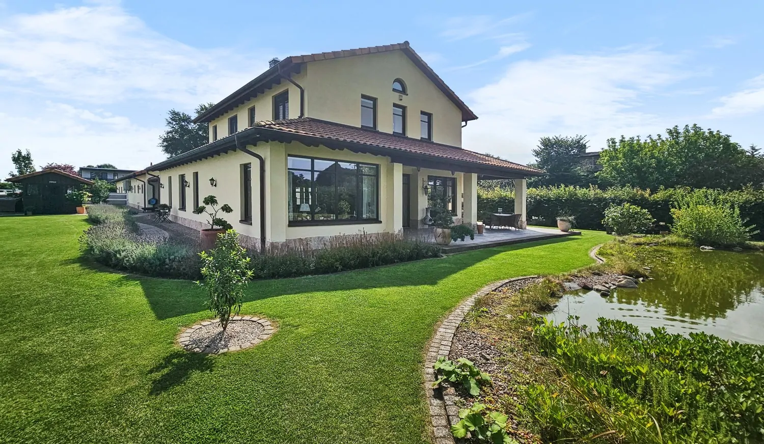 Energieeffizienter Wohntraum mit vielen Möglichkeiten für Pferde- und Autoliebhaber