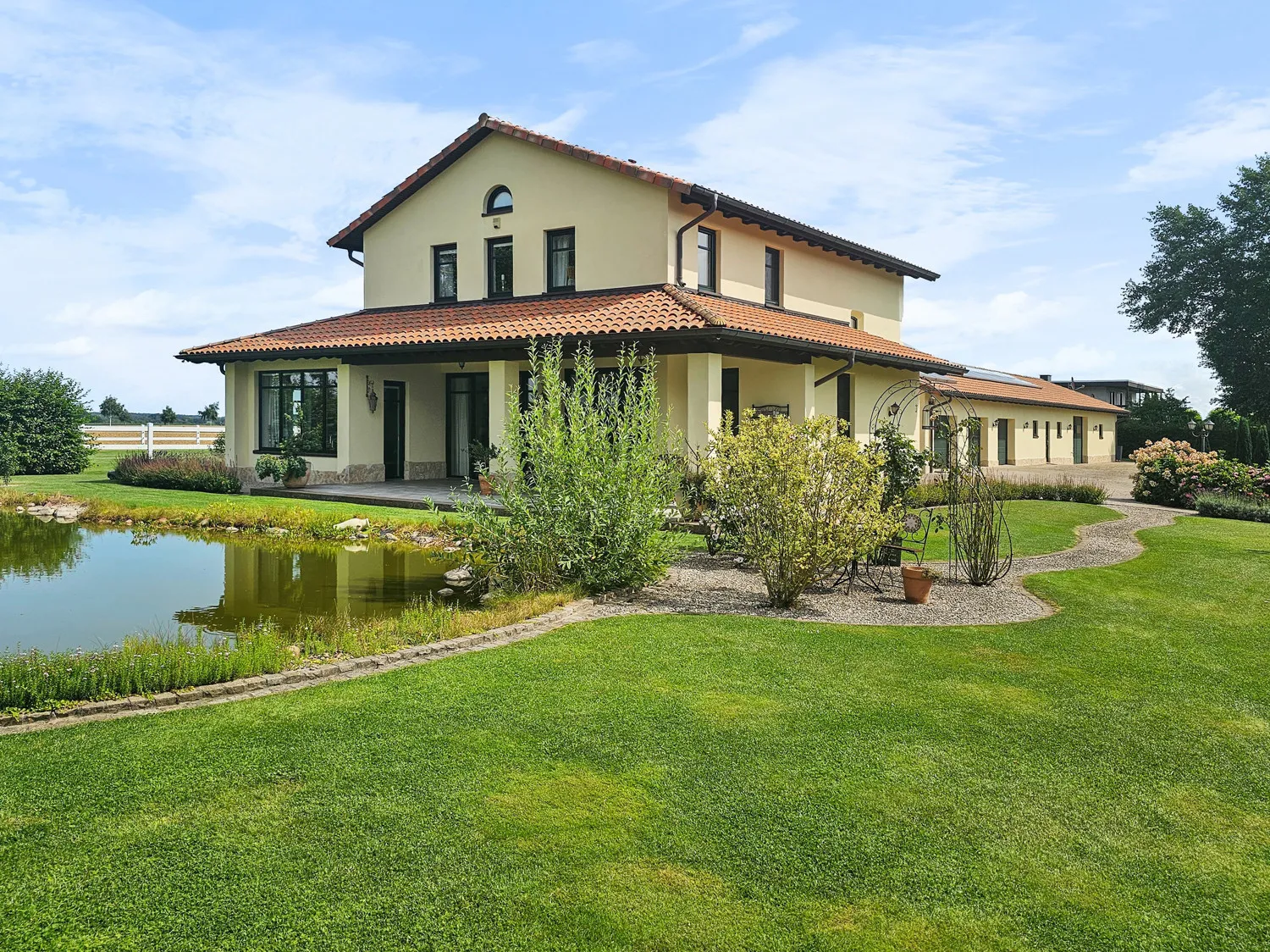 Energieeffizienter Wohntraum mit vielen Möglichkeiten für Pferde- und Autoliebhaber