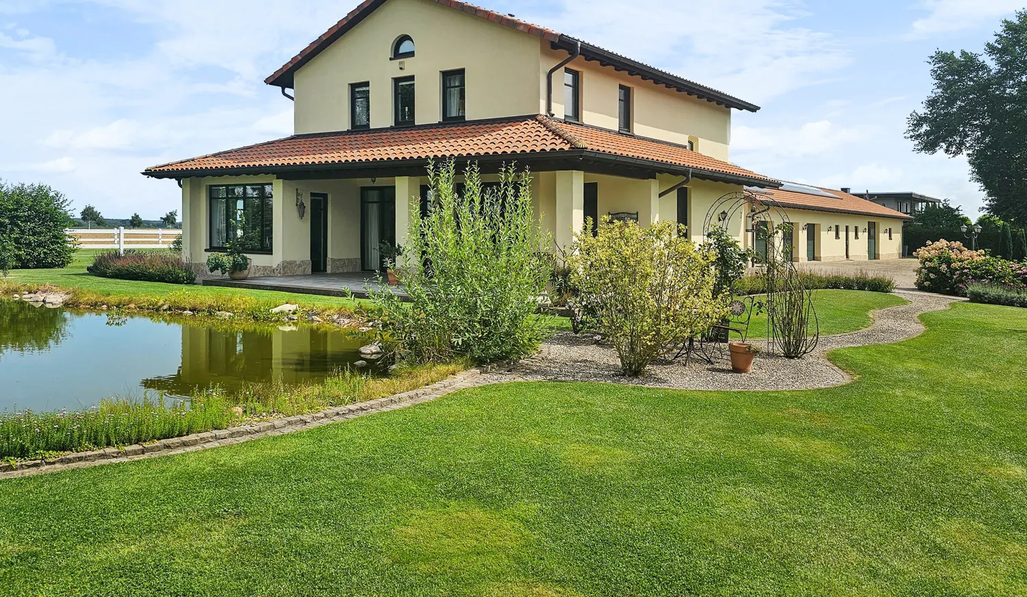 Energieeffizienter Wohntraum mit vielen Möglichkeiten für Pferde- und Autoliebhaber