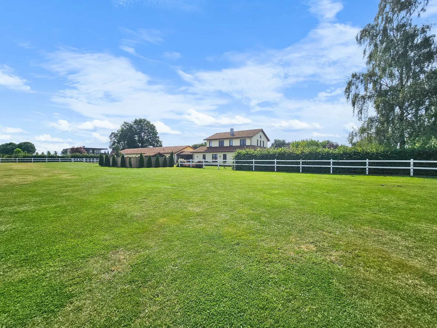 Energieeffizienter Wohntraum mit vielen Möglichkeiten für Pferde- und Autoliebhaber