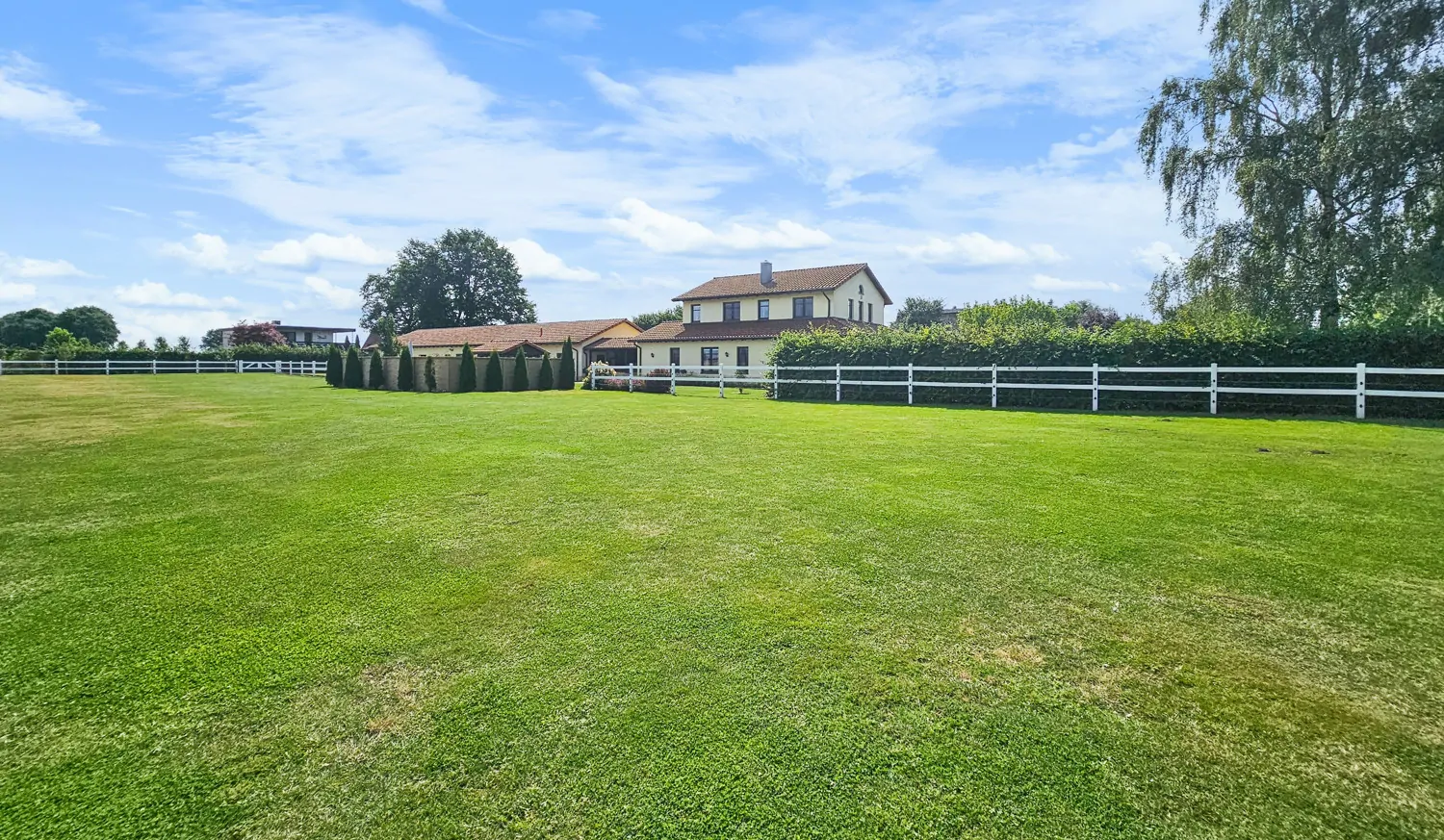 Energieeffizienter Wohntraum mit vielen Möglichkeiten für Pferde- und Autoliebhaber