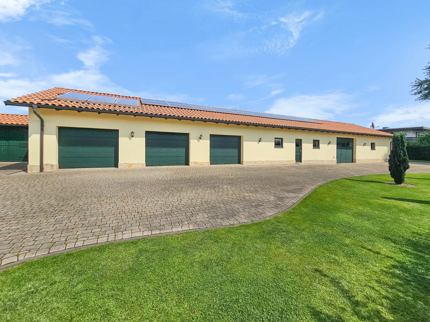 Energieeffizienter Wohntraum mit vielen Möglichkeiten für Pferde- und Autoliebhaber