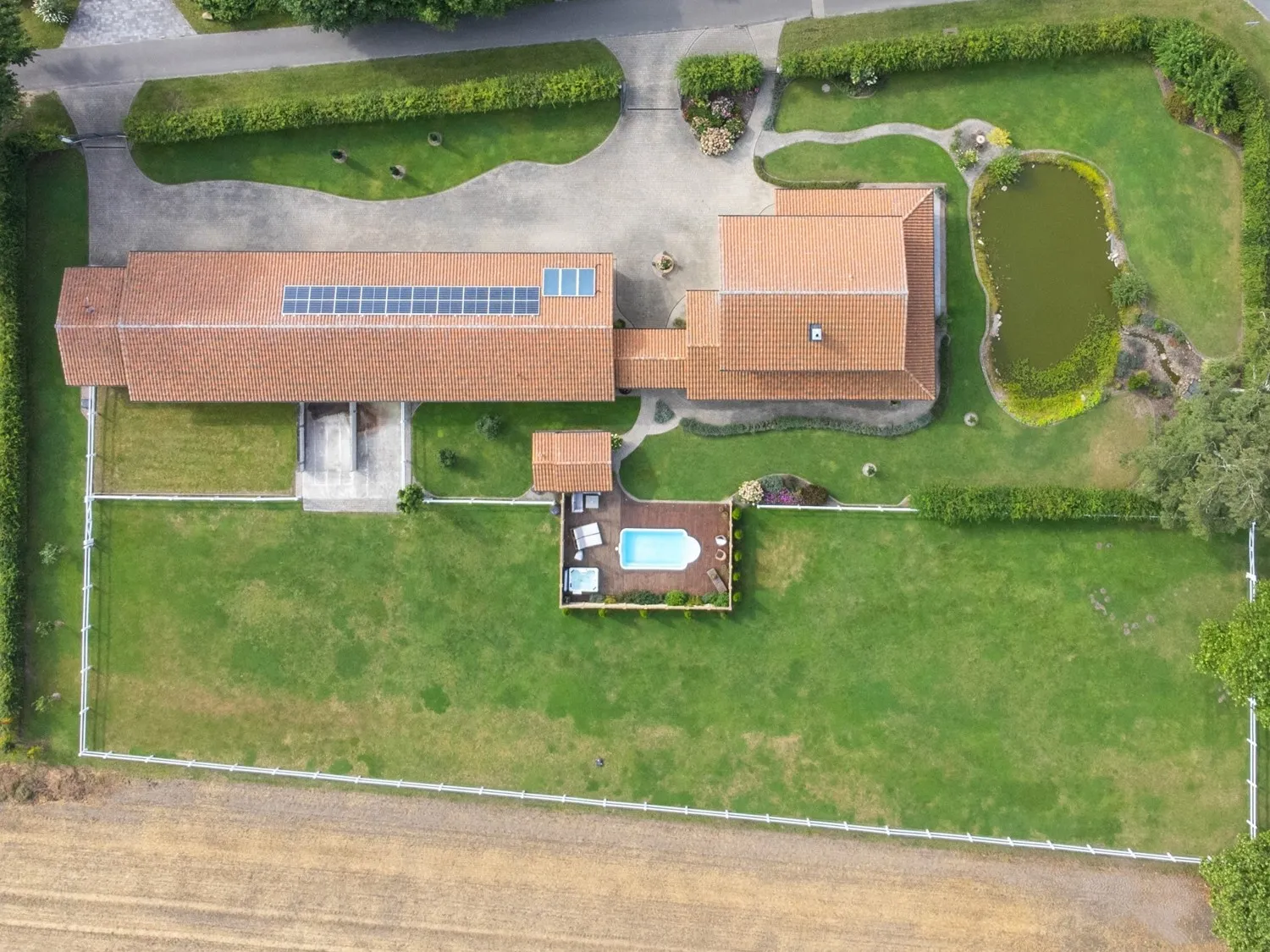 Energieeffizienter Wohntraum mit vielen Möglichkeiten für Pferde- und Autoliebhaber