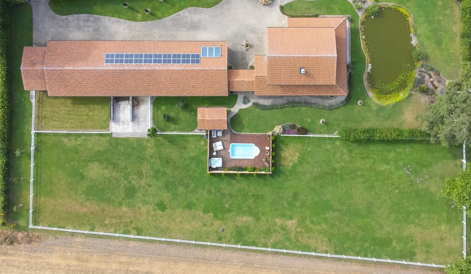 Energieeffizienter Wohntraum mit vielen Möglichkeiten für Pferde- und Autoliebhaber