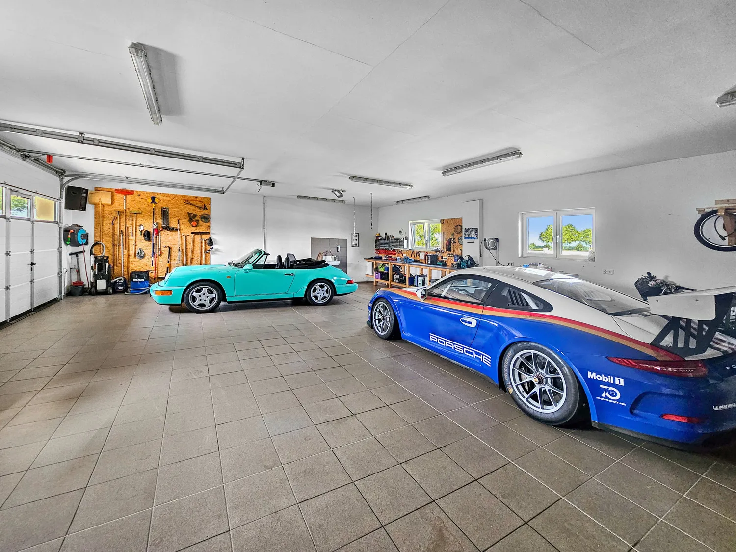 Energieeffizienter Wohntraum mit vielen Möglichkeiten für Pferde- und Autoliebhaber