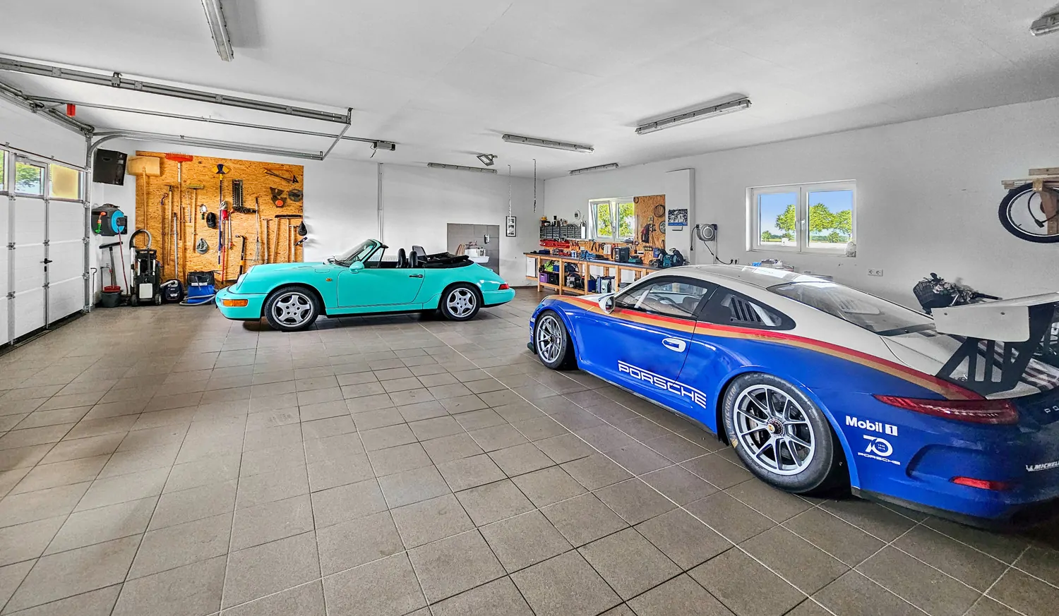 Energieeffizienter Wohntraum mit vielen Möglichkeiten für Pferde- und Autoliebhaber