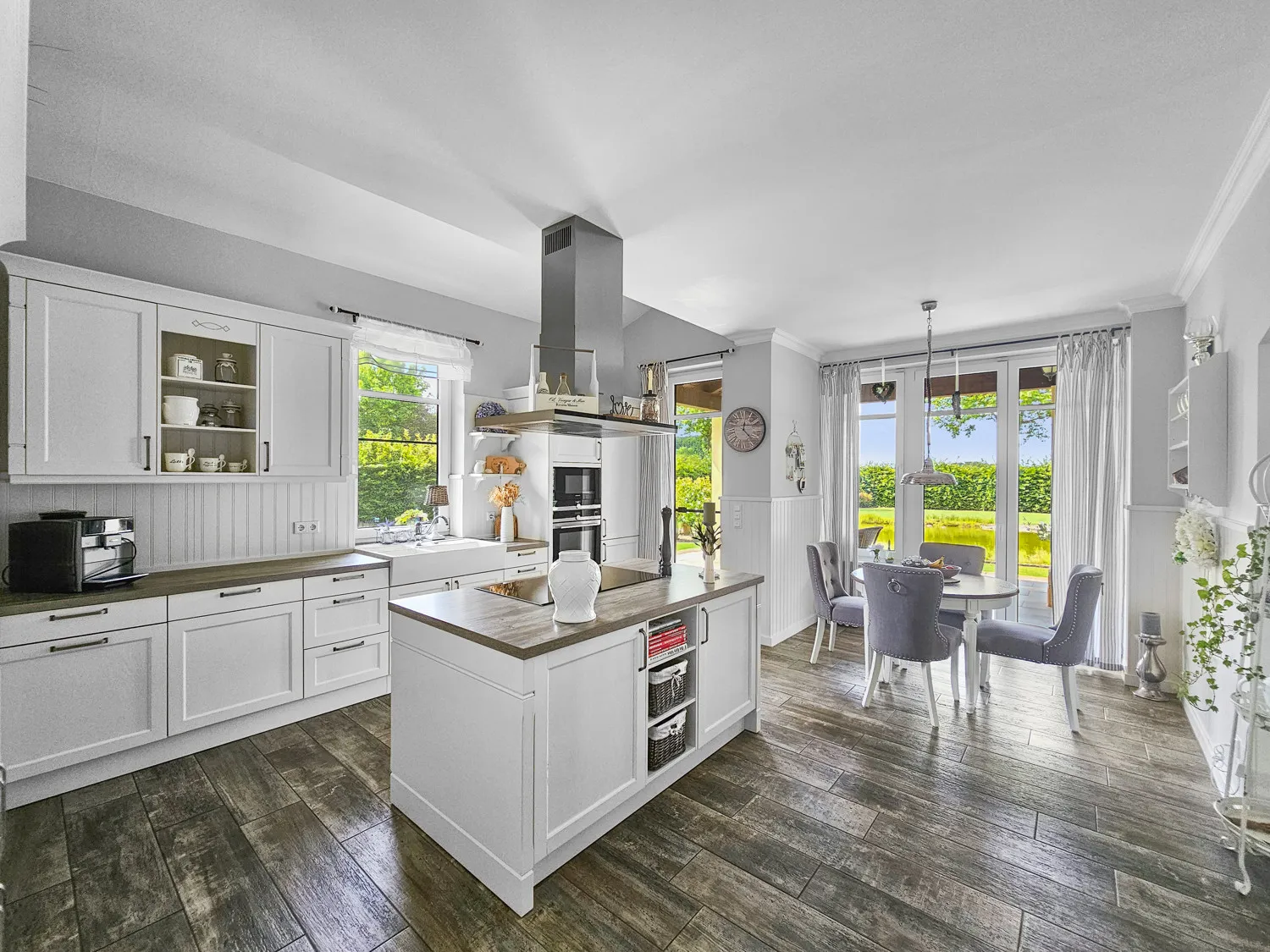 Energieeffizienter Wohntraum mit vielen Möglichkeiten für Pferde- und Autoliebhaber