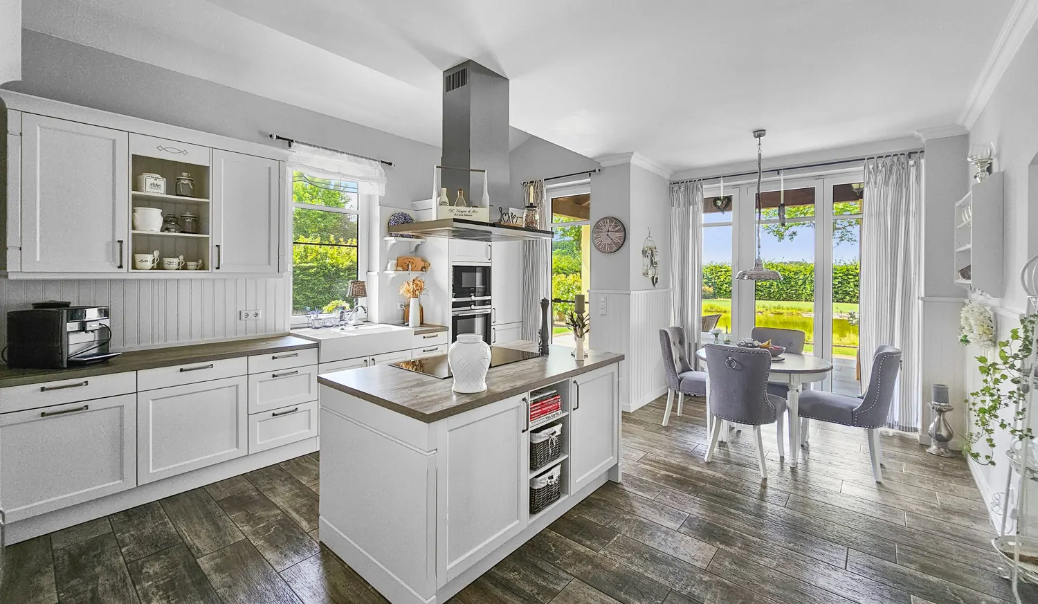 Energieeffizienter Wohntraum mit vielen Möglichkeiten für Pferde- und Autoliebhaber