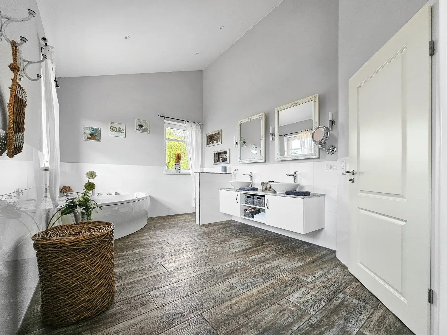 Energieeffizienter Wohntraum mit vielen Möglichkeiten für Pferde- und Autoliebhaber