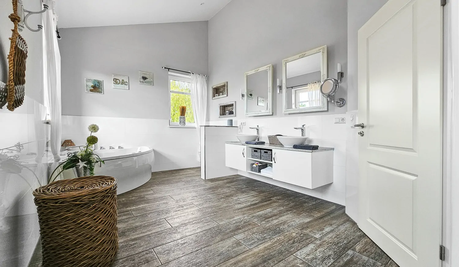 Energieeffizienter Wohntraum mit vielen Möglichkeiten für Pferde- und Autoliebhaber