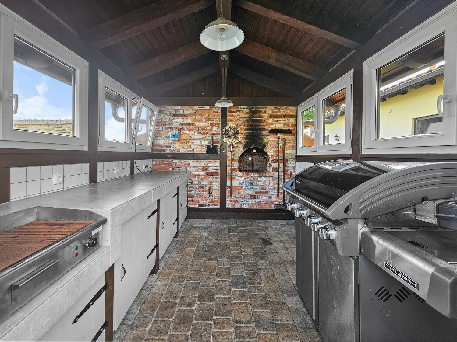 Energieeffizienter Wohntraum mit vielen Möglichkeiten für Pferde- und Autoliebhaber