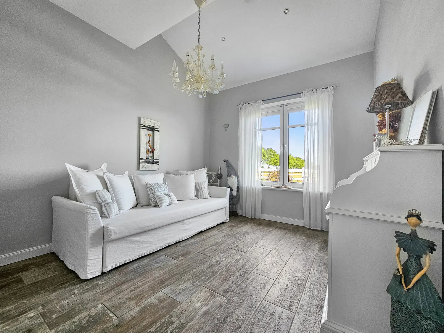 Energieeffizienter Wohntraum mit vielen Möglichkeiten für Pferde- und Autoliebhaber