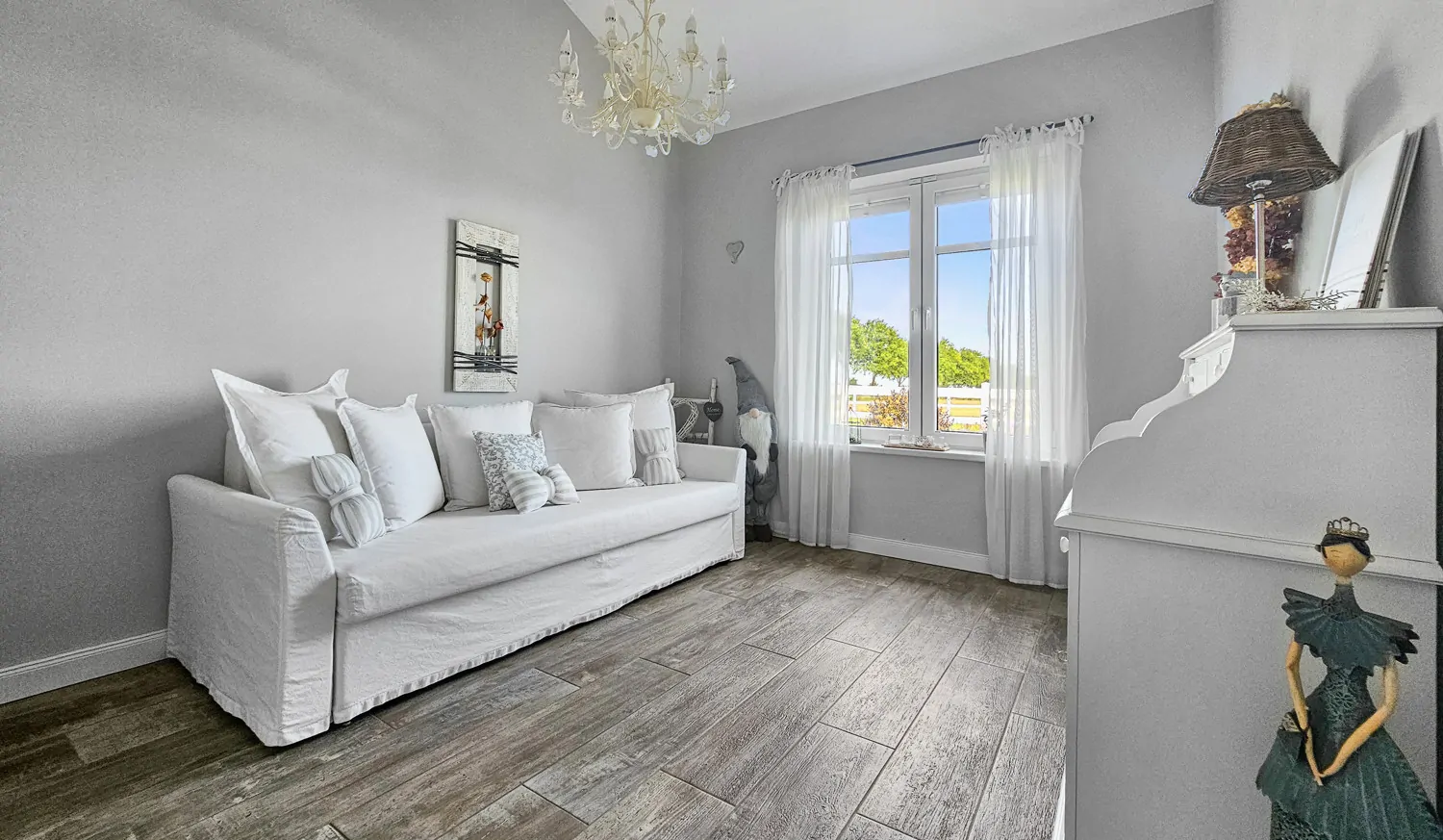 Energieeffizienter Wohntraum mit vielen Möglichkeiten für Pferde- und Autoliebhaber