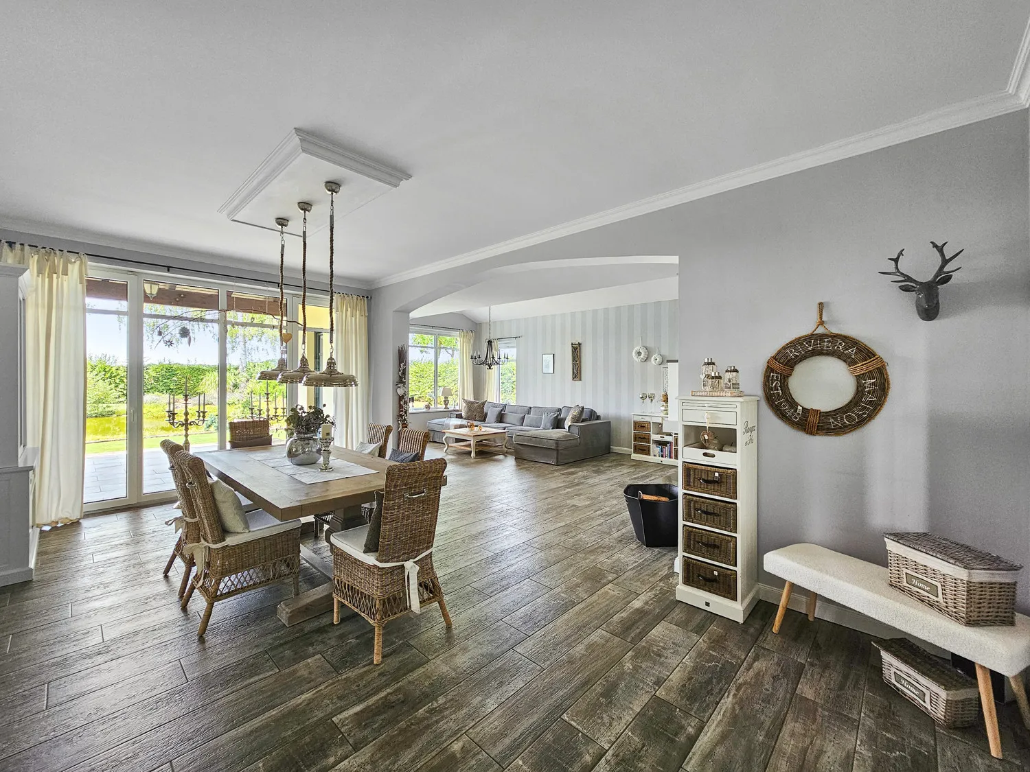 Energieeffizienter Wohntraum mit vielen Möglichkeiten für Pferde- und Autoliebhaber