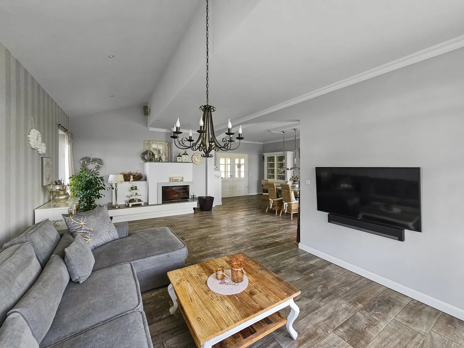 Energieeffizienter Wohntraum mit vielen Möglichkeiten für Pferde- und Autoliebhaber