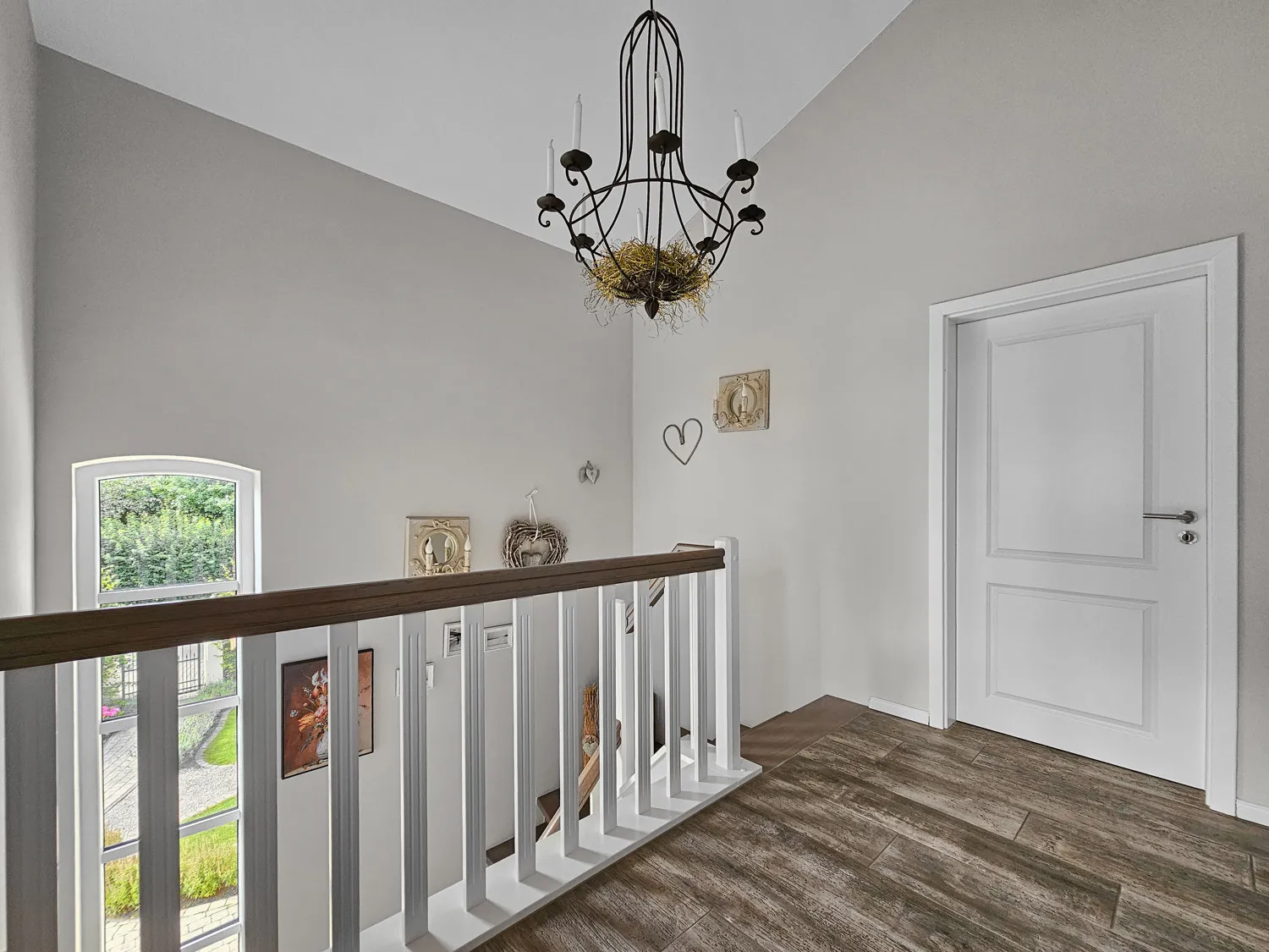 Energieeffizienter Wohntraum mit vielen Möglichkeiten für Pferde- und Autoliebhaber