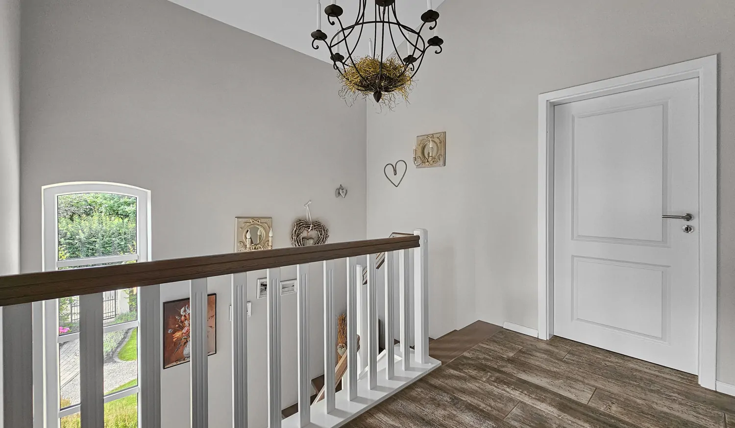 Energieeffizienter Wohntraum mit vielen Möglichkeiten für Pferde- und Autoliebhaber