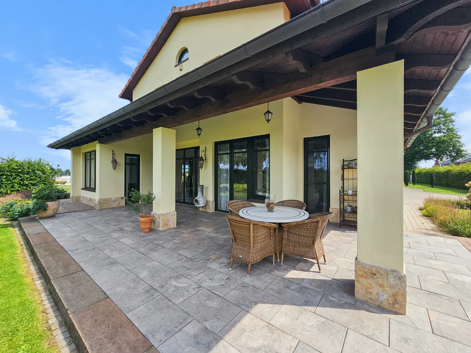 Energieeffizienter Wohntraum mit vielen Möglichkeiten für Pferde- und Autoliebhaber