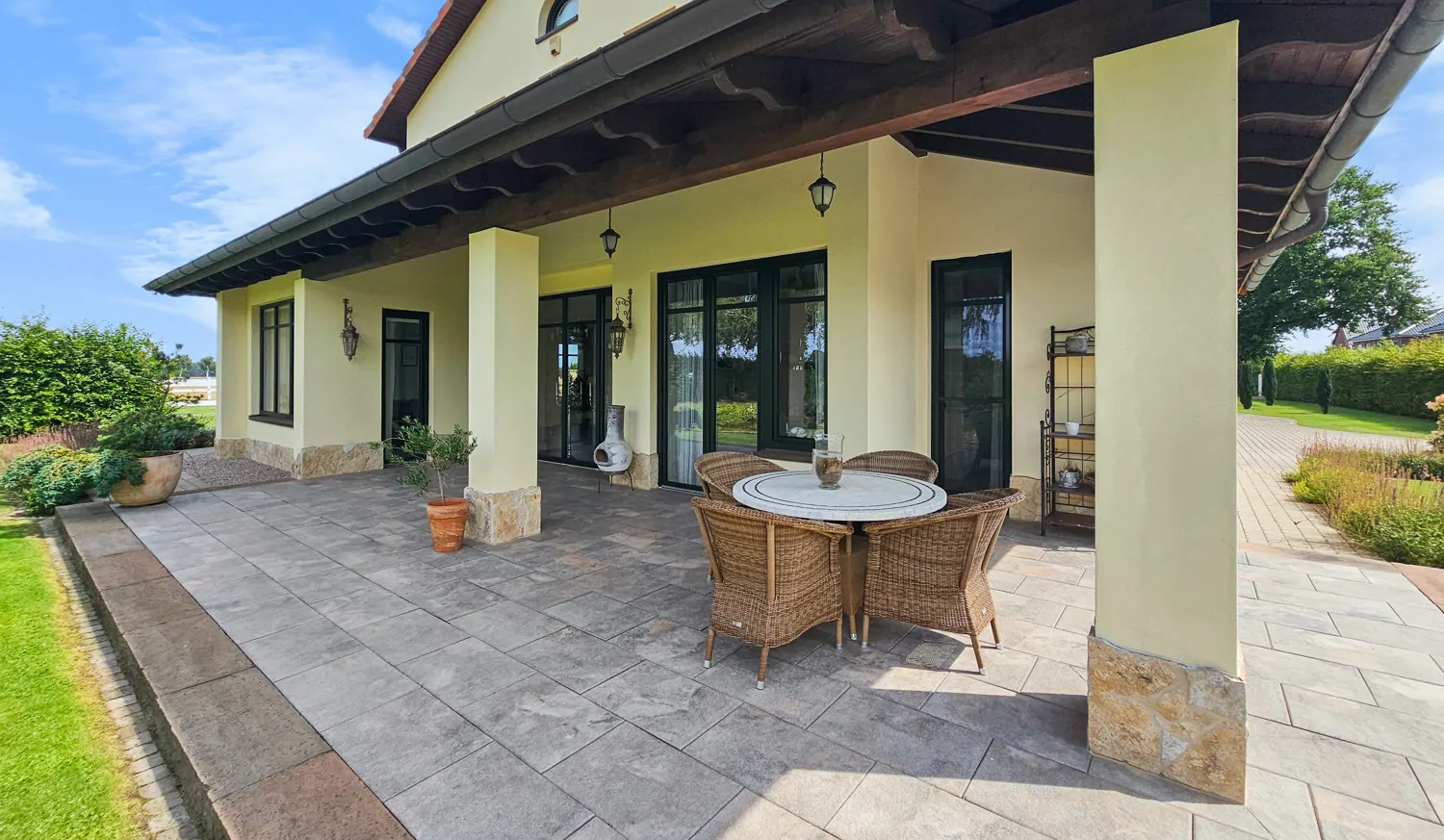 Energieeffizienter Wohntraum mit vielen Möglichkeiten für Pferde- und Autoliebhaber