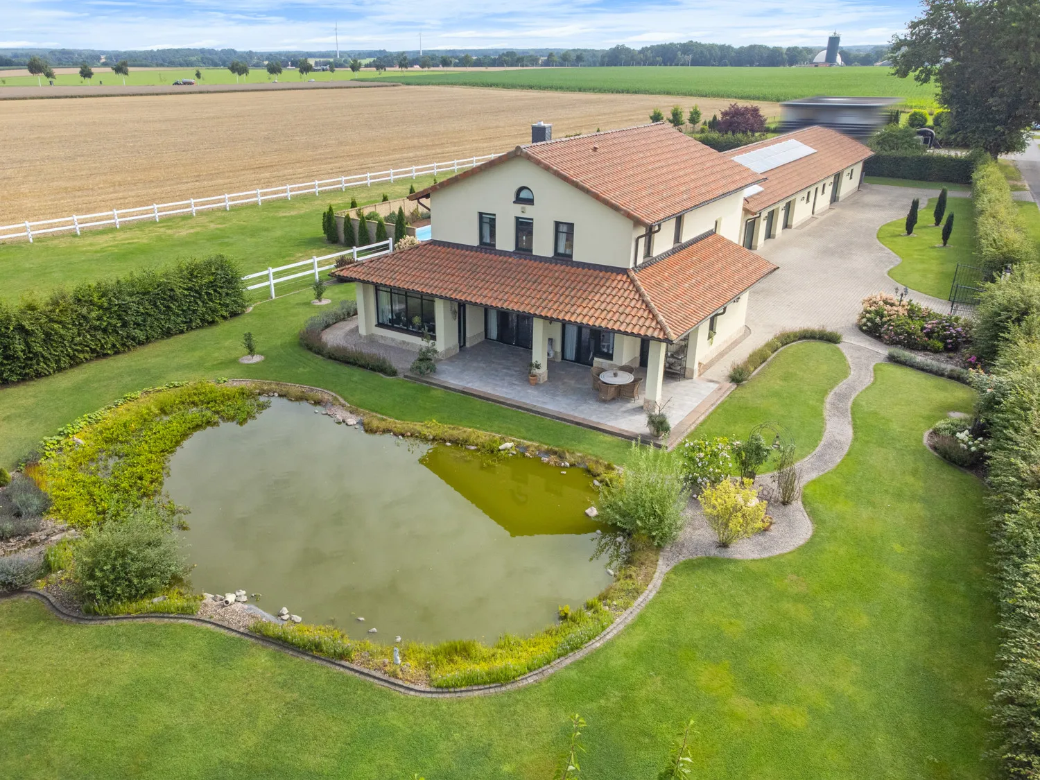 Energieeffizienter Wohntraum mit vielen Möglichkeiten für Pferde- und Autoliebhaber