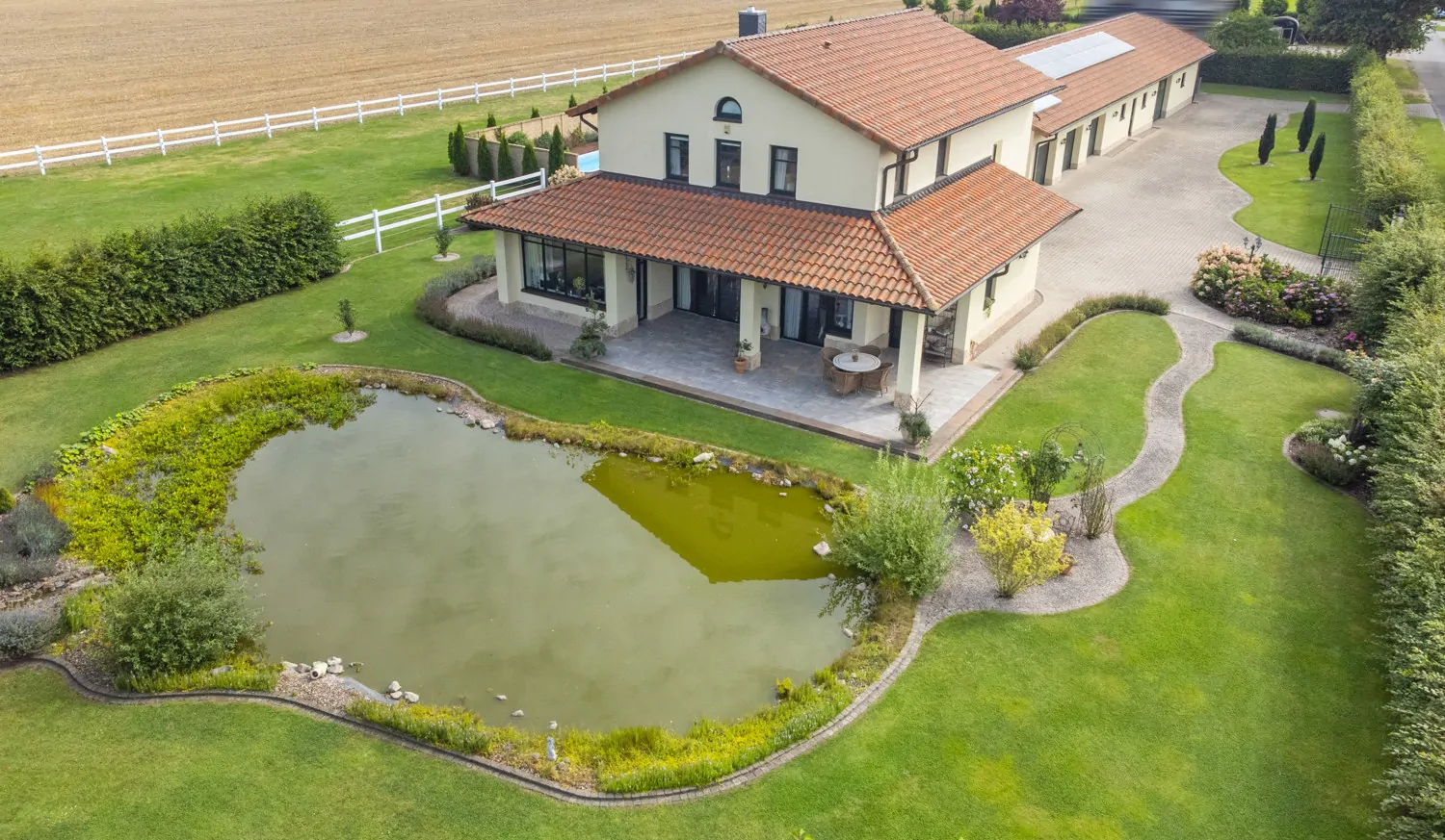 Energieeffizienter Wohntraum mit vielen Möglichkeiten für Pferde- und Autoliebhaber