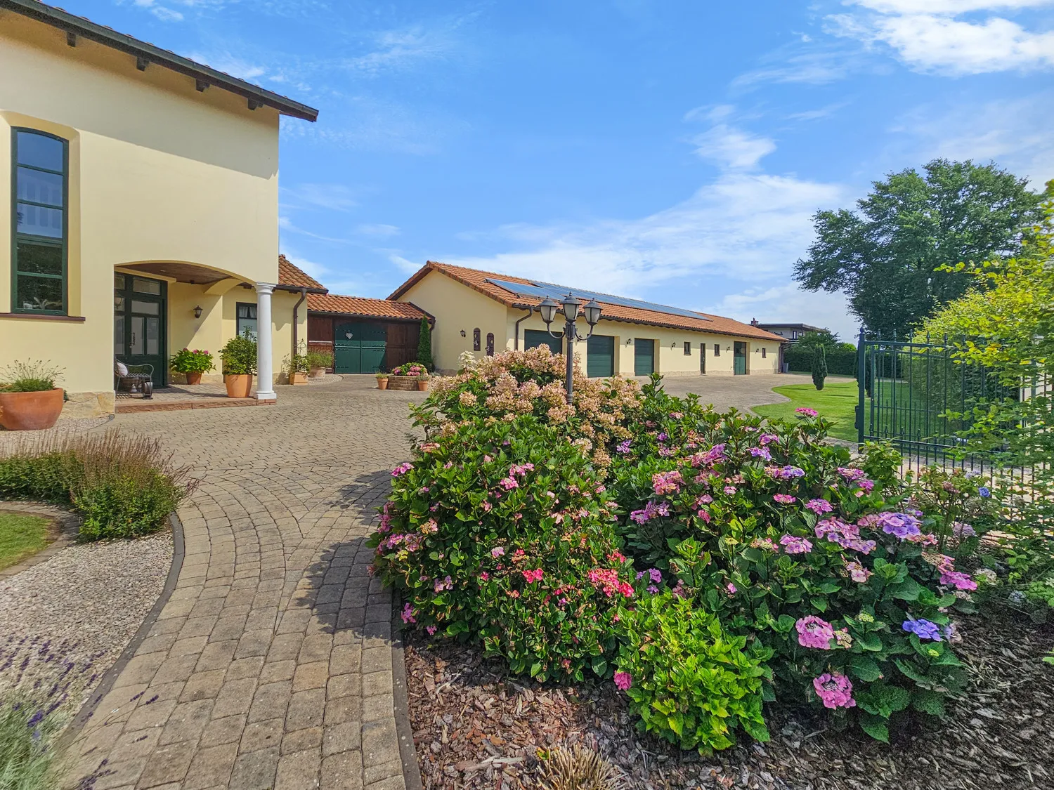 Energieeffizienter Wohntraum mit vielen Möglichkeiten für Pferde- und Autoliebhaber