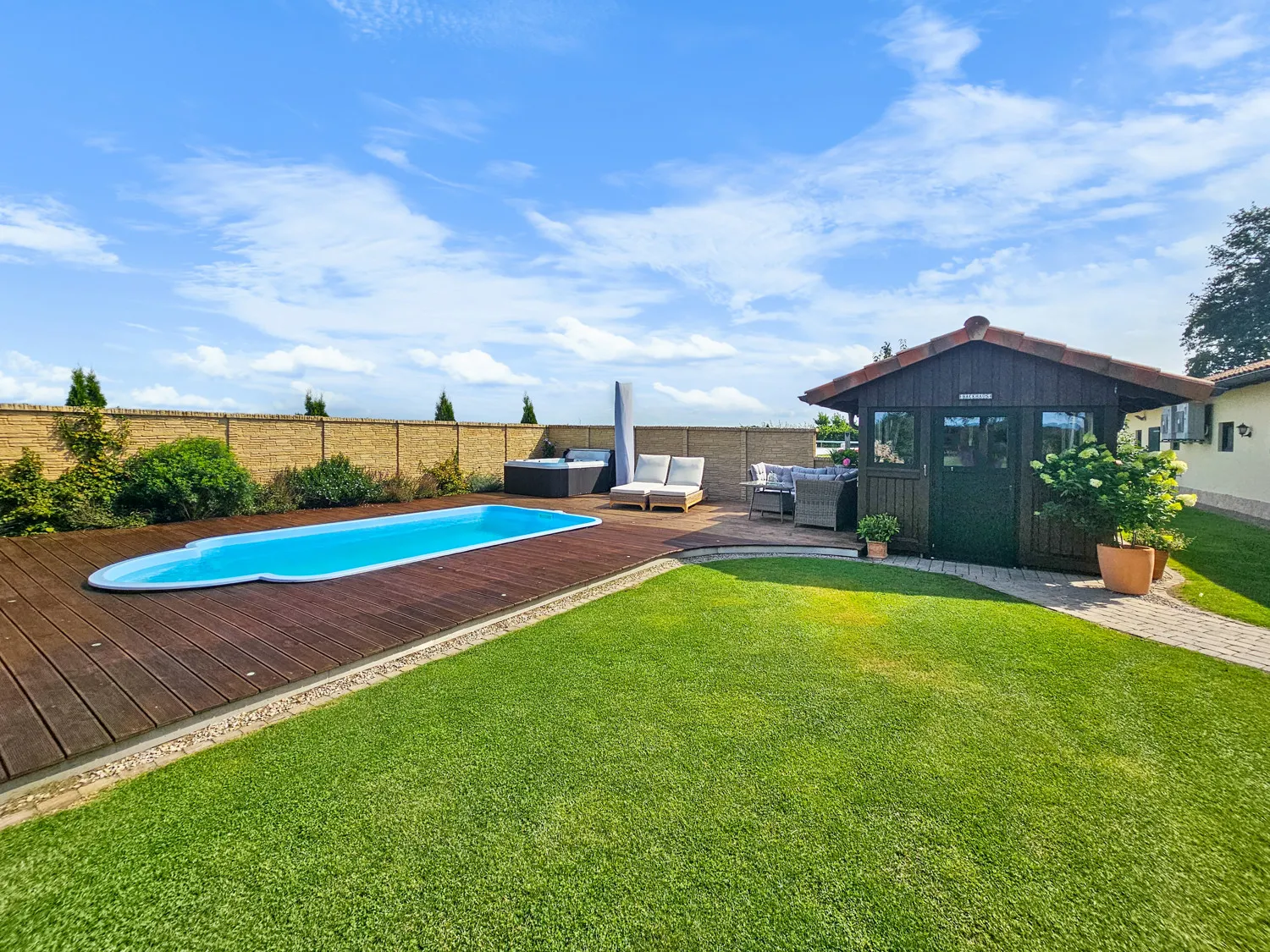 Energieeffizienter Wohntraum mit vielen Möglichkeiten für Pferde- und Autoliebhaber