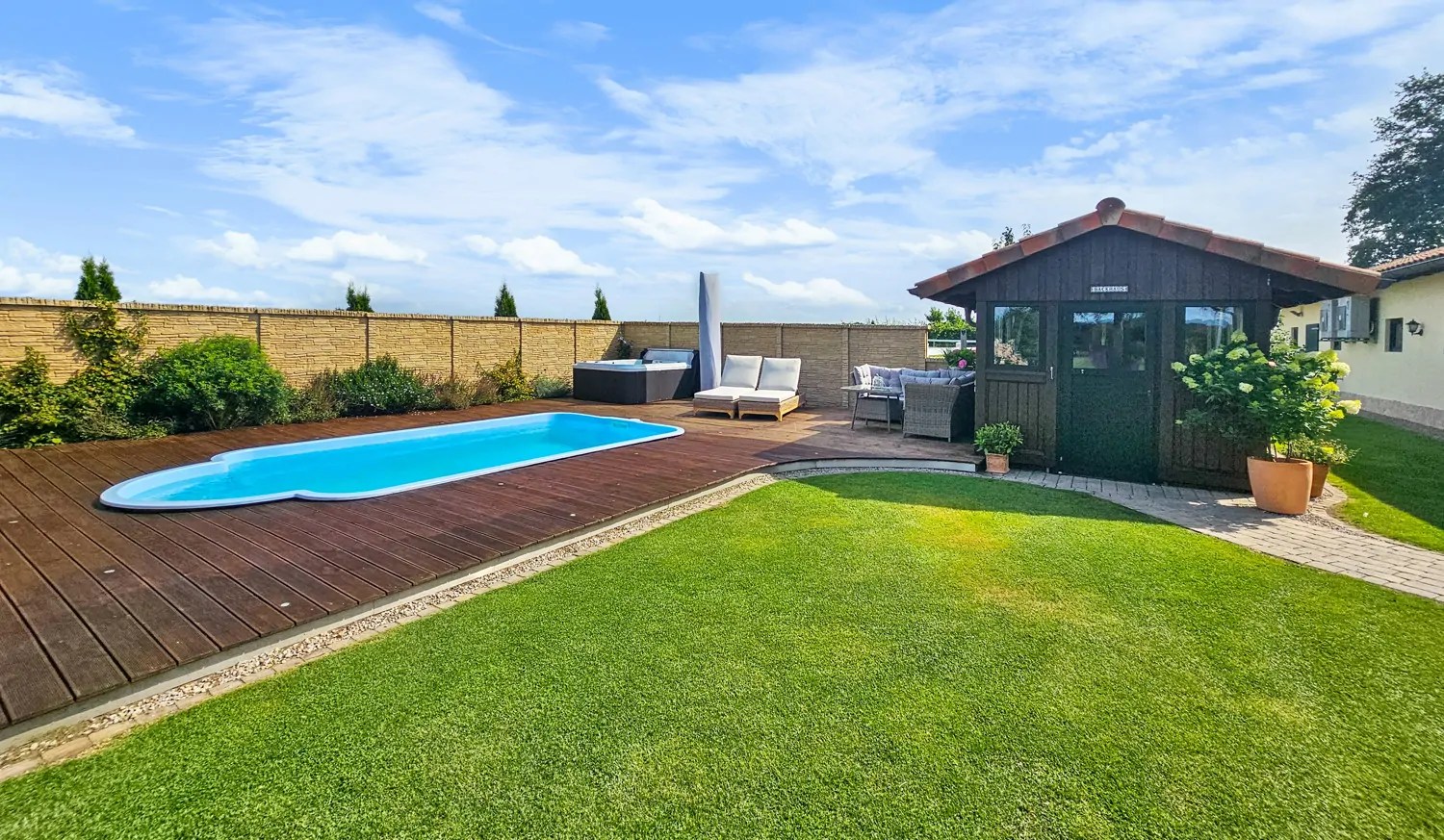 Energieeffizienter Wohntraum mit vielen Möglichkeiten für Pferde- und Autoliebhaber