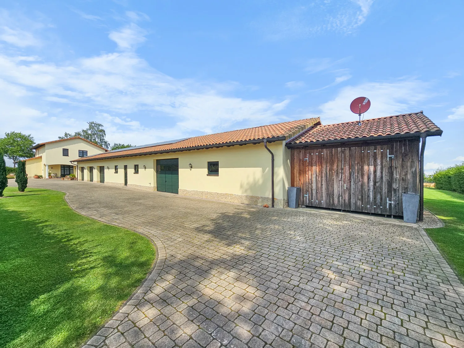 Energieeffizienter Wohntraum mit vielen Möglichkeiten für Pferde- und Autoliebhaber