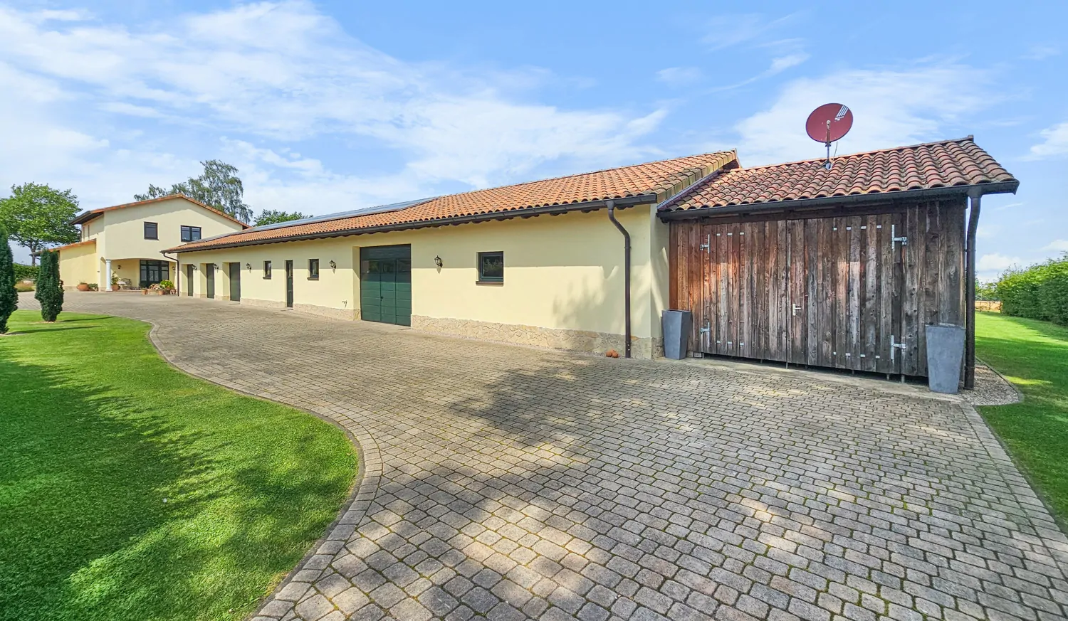 Energieeffizienter Wohntraum mit vielen Möglichkeiten für Pferde- und Autoliebhaber